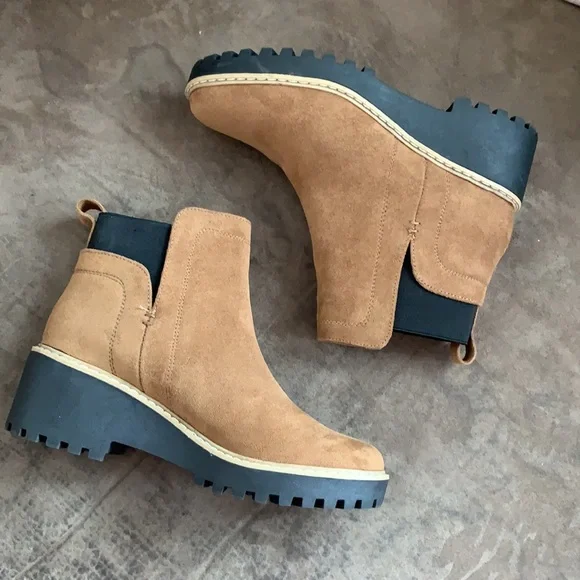 ❌SOLD❌Dolce Vita Chelsea Boots - Picture 1 of 6